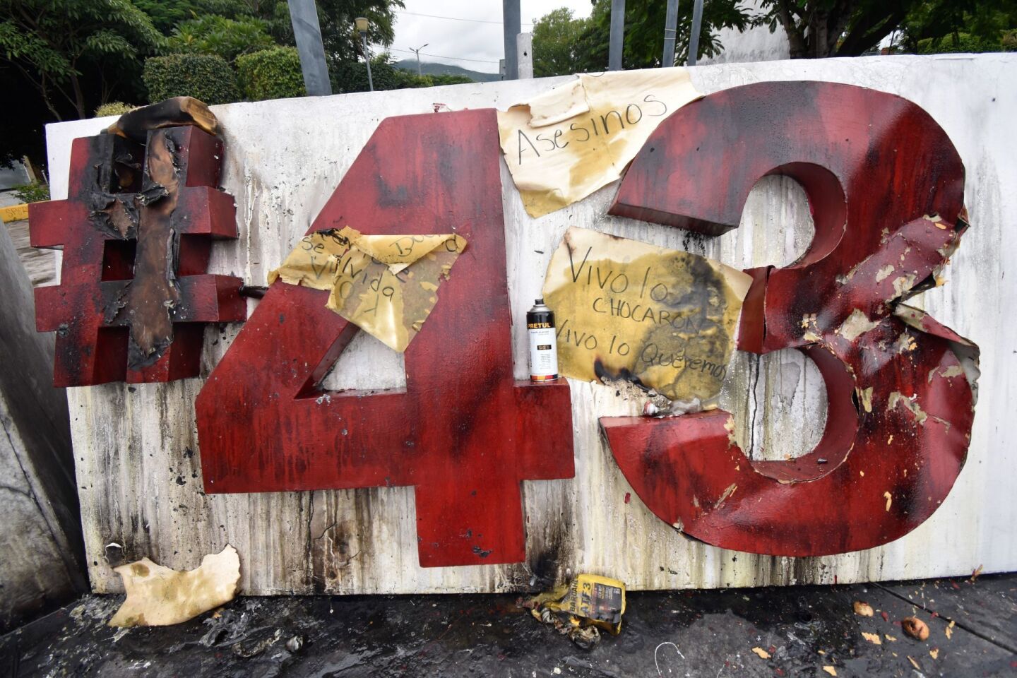 El Antimonumento a Los 43, en Chilpancingo, fue vandalizado, un sujeto le prendió fuego en la madrugada. el autor supuestamente fue el hijo de un maestro de artes marciales que murió en un accidente automovilístico en donde estuvieron involucrados normalistas.