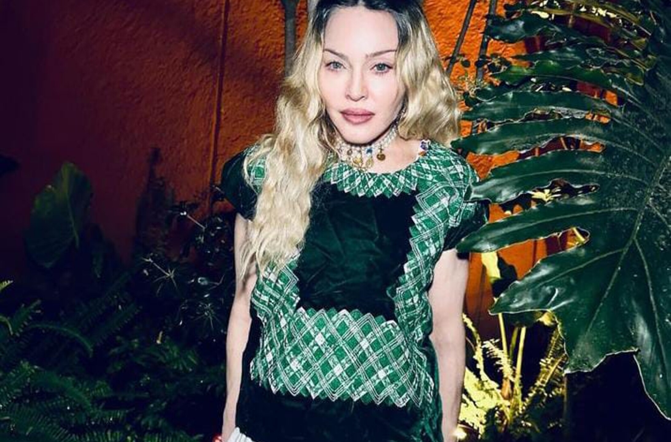 madonna-con-la-ropa-de-frida-kahlo