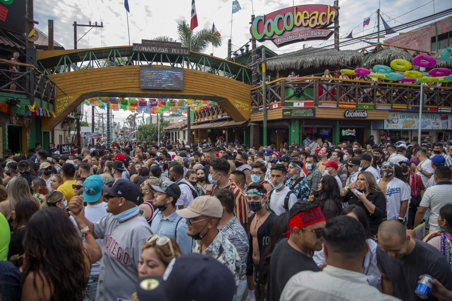 Mil turistas se aglomeraron en el primer concierto masivo Baja beach fest realizado en medio de la tercera ola del COVID-19.