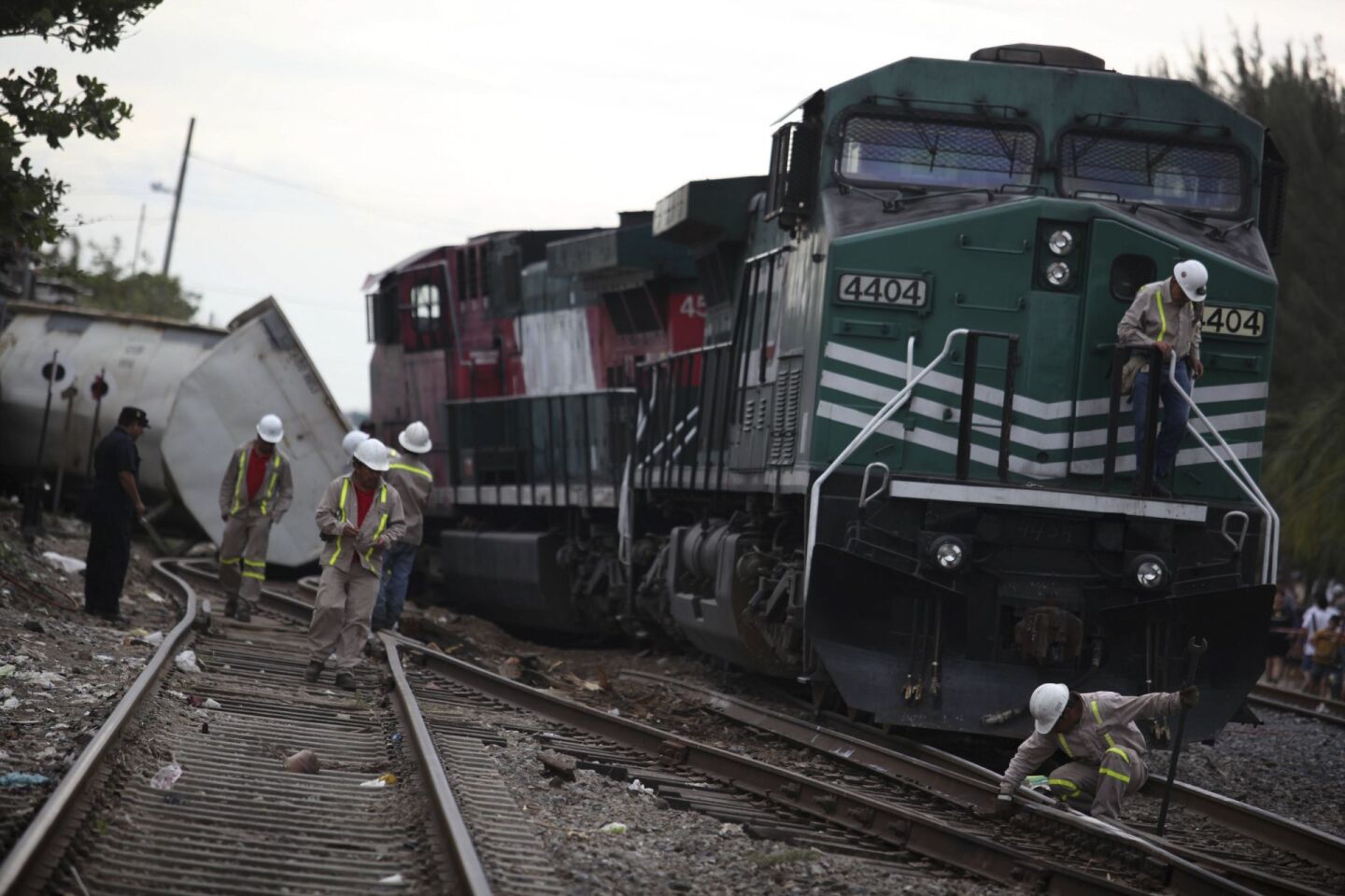 VERACRUZ, VERACRUZ., 14MARZO2013.- Un tren de carga descarriló en el tramo ferroviario de Veracruz que cruza la colonia Chiveria. Hasta el momento no se reportan lesionados, se desconocen las causas del accidente. FOTO: FÉLIX MÁRQUEZ/CUARTOSCURO.COM