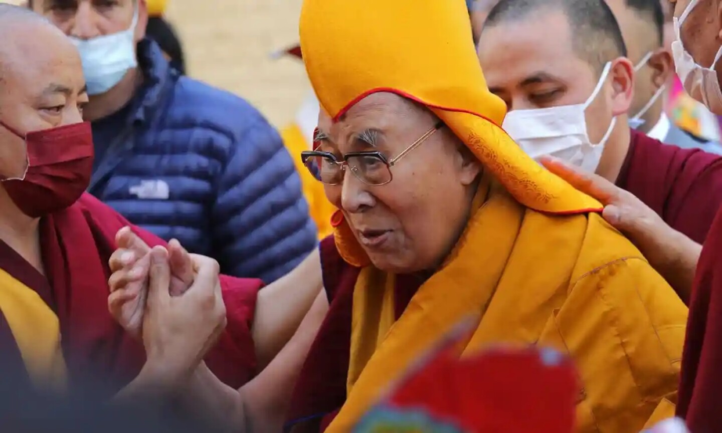 dalai_lama_se_disculpa_tras_besar_a_un_niño