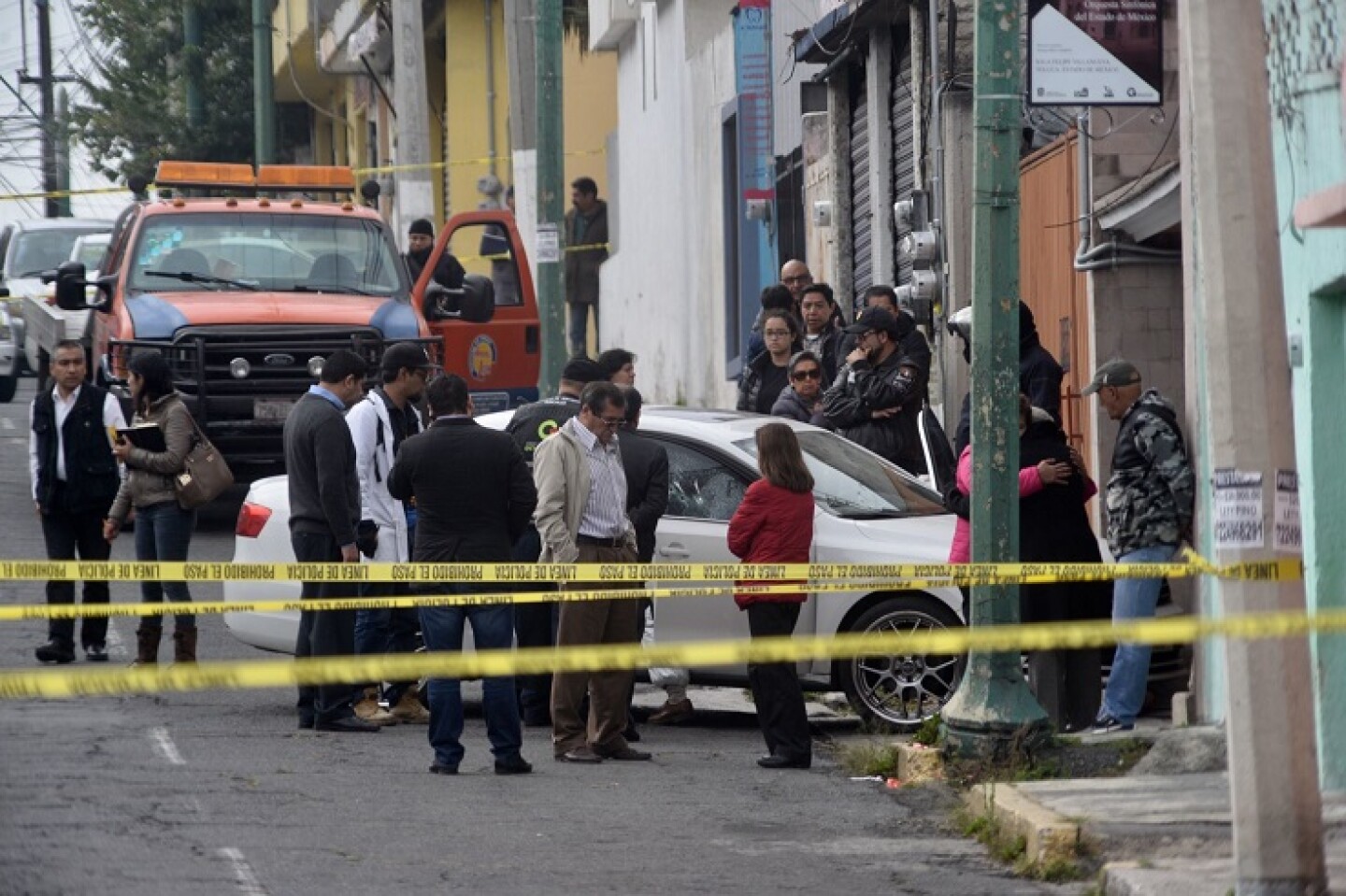 TOLUCA, ESTADO DE MÉXICO, 01NOVIEMBRE2017.- Autoridades de Toluca a muy temprana hora recibieron el llamado de auxilio de vecinos de la colonia Francisco Murguía en donde fue asesinado un hombre en la entrada de su domicilio, el lugar fue acordonado para realizar las diligencias pertinentes. FOTO: ARTEMIO GUERRA BAZ /CUARTOSCURO.COM