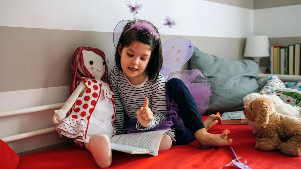 FOTO NIÑA LEYENDO