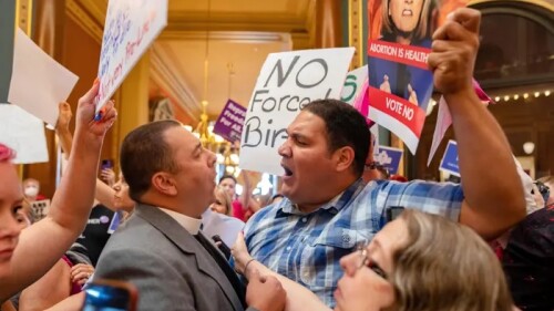 estallan las tensiones mientras iowa aprueba la prohibición del aborto después de la sexta semana